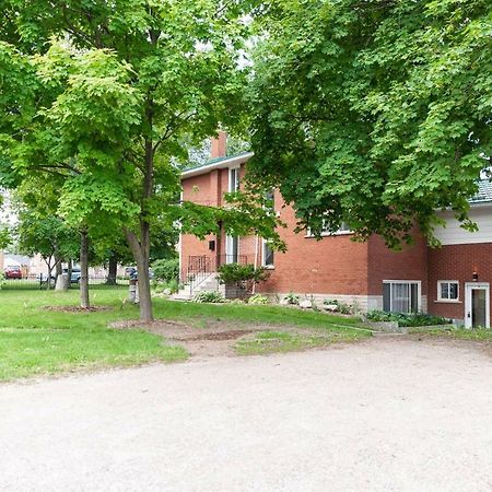 Entire 2 Bedroom Apartment Uptown Waterloo - E1 Εξωτερικό φωτογραφία