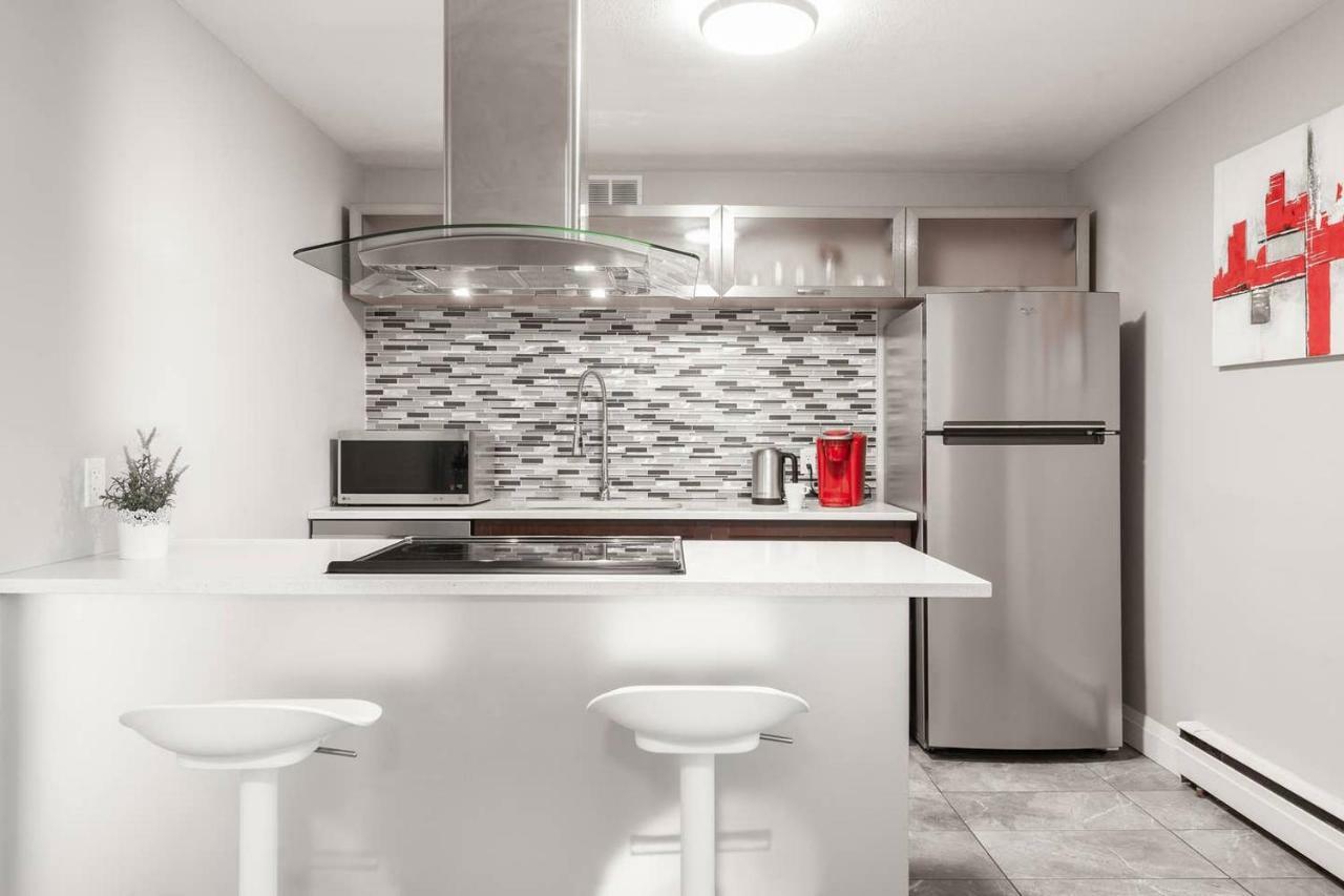 Entire 2 Bedroom Apartment Uptown Waterloo - E1 Εξωτερικό φωτογραφία