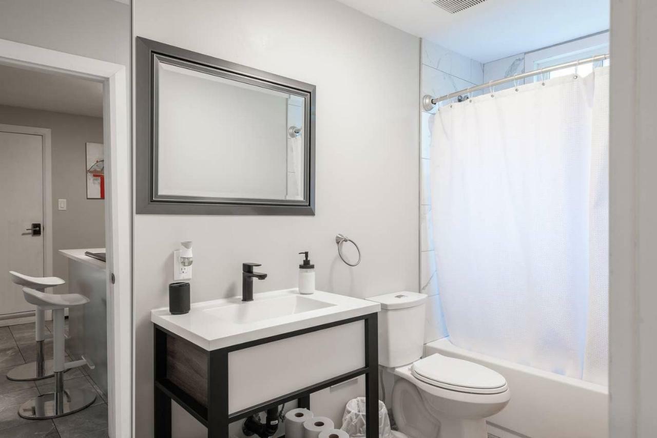 Entire 2 Bedroom Apartment Uptown Waterloo - E1 Εξωτερικό φωτογραφία