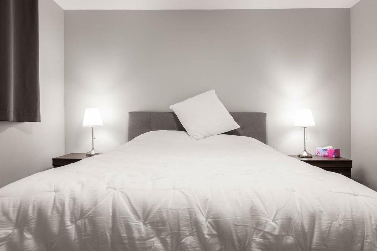 Entire 2 Bedroom Apartment Uptown Waterloo - E1 Εξωτερικό φωτογραφία