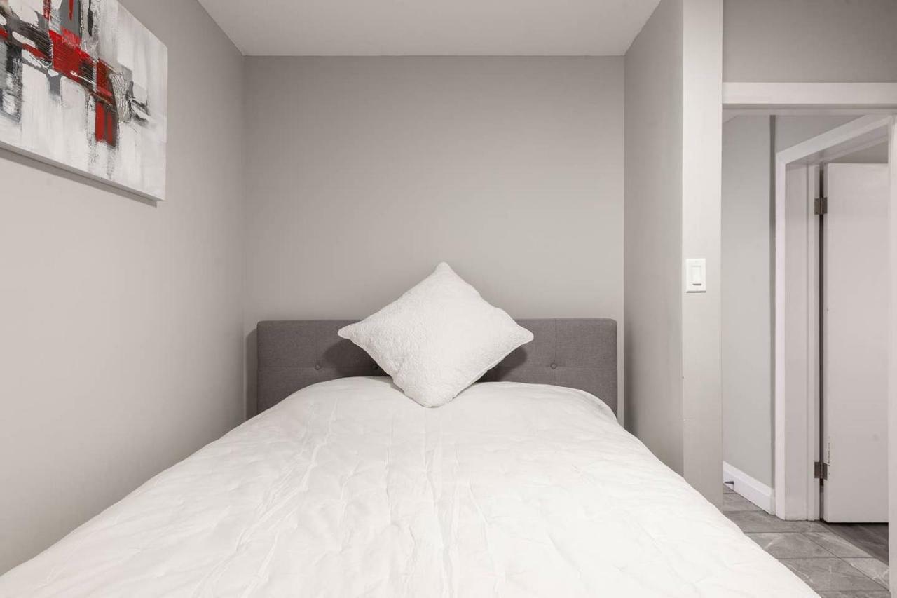 Entire 2 Bedroom Apartment Uptown Waterloo - E1 Εξωτερικό φωτογραφία