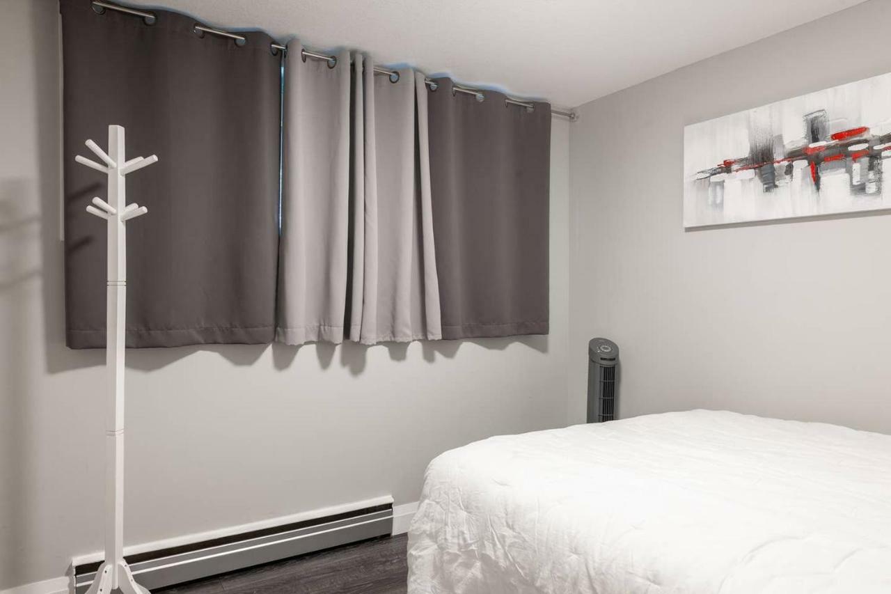 Entire 2 Bedroom Apartment Uptown Waterloo - E1 Εξωτερικό φωτογραφία