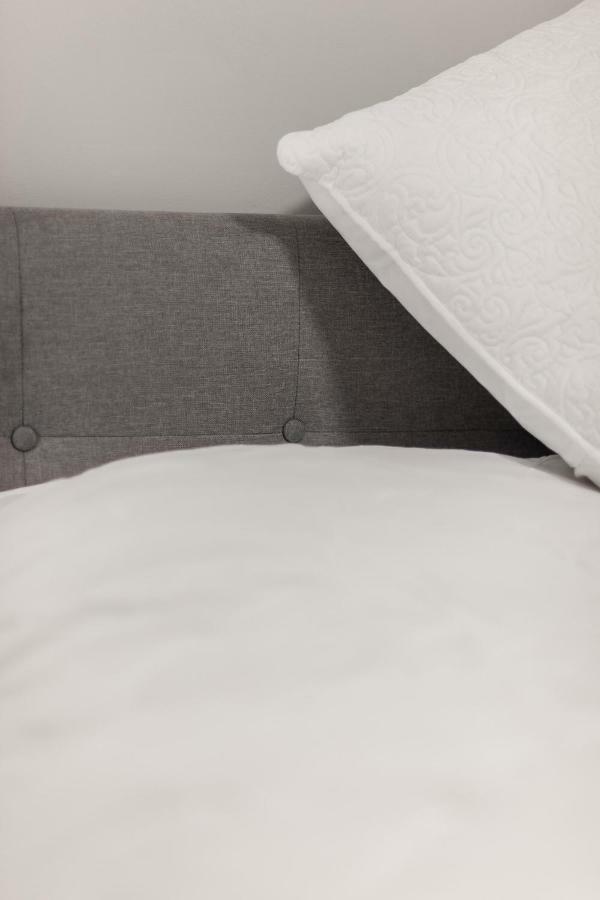 Entire 2 Bedroom Apartment Uptown Waterloo - E1 Εξωτερικό φωτογραφία